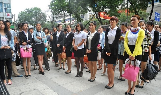 廣西高鐵乘務(wù)員招聘面試經(jīng)歷:怎么樣解決難與同事上司相處問(wèn)題？